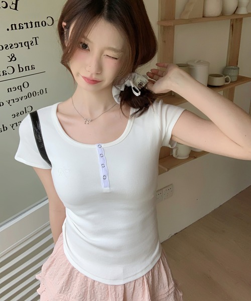 Girly Doll(ガーリードール)の「ヘンリーネック刺繍ポイント入りTシャツ(Tシャツ/カットソー・レディース・グレー/ブラック/ホワイト・FREE)」の17枚目の写真