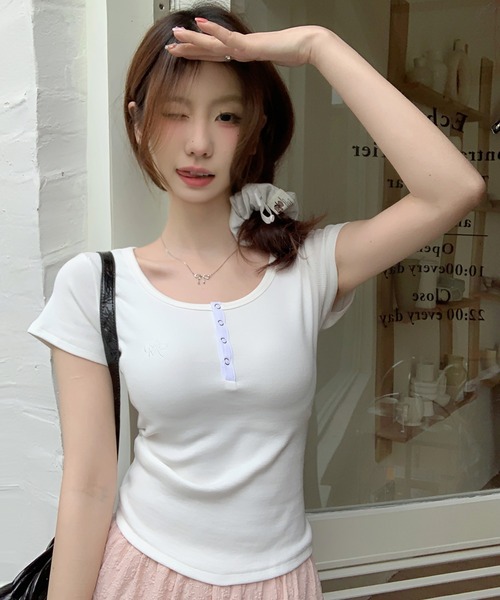 Girly Doll(ガーリードール)の「ヘンリーネック刺繍ポイント入りTシャツ(Tシャツ/カットソー・レディース・グレー/ブラック/ホワイト・FREE)」の19枚目の写真
