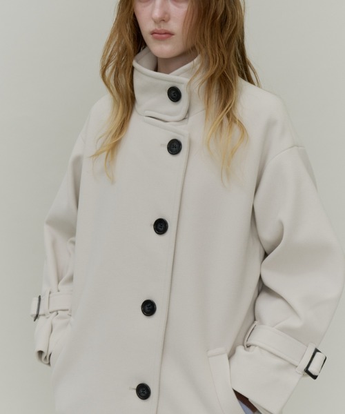 Plumel(プルメル)の「Stand Collar Sleeve Belt Long Coat / ウールライクスタンドカラーロングコート(ステンカラーコート・レディース・オフホワイト/ブラック・MEDIUM)」の2枚目の写真