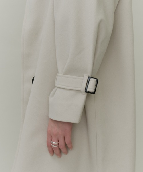 Plumel(プルメル)の「Stand Collar Sleeve Belt Long Coat / ウールライクスタンドカラーロングコート(ステンカラーコート・レディース・オフホワイト/ブラック・MEDIUM)」の11枚目の写真