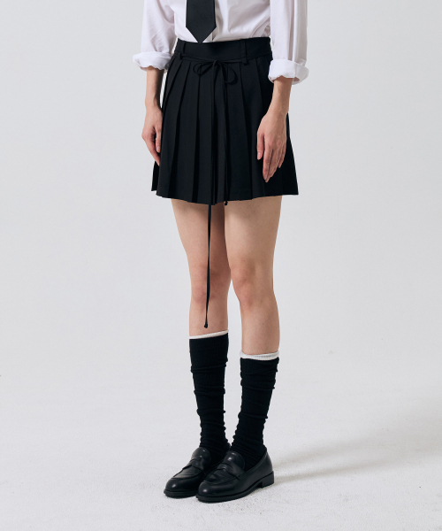 ARI(アリ)の「SWAN プリーツ スカートパンツ / ブラック(スカート・レディース・ブラック・SMALL/MEDIUM)」の2枚目の写真