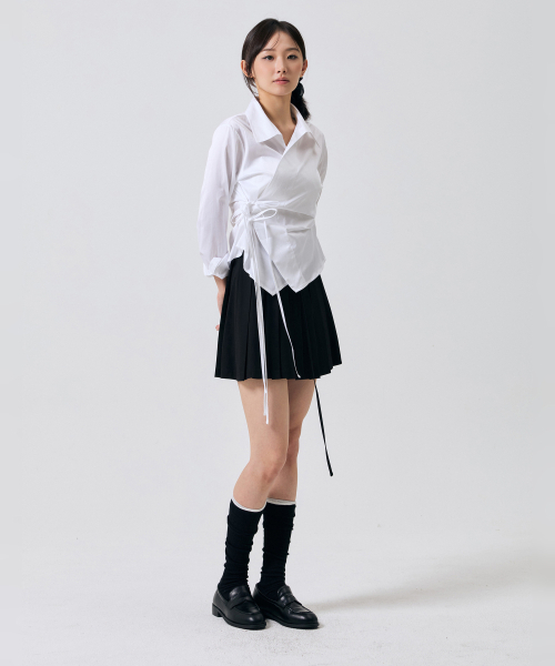 ARI(アリ)の「SWAN プリーツ スカートパンツ / ブラック(スカート・レディース・ブラック・SMALL/MEDIUM)」の4枚目の写真