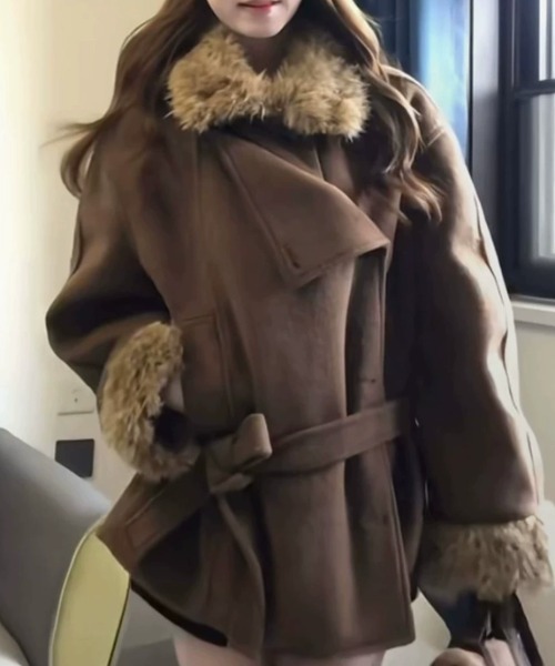 LUCPY(ラクピー)の「エコファーカラー&カフスショートコート(その他アウター・レディース・ブラウン・MEDIUM/SMALL/X-LARGE/LARGE)」の1枚目の写真