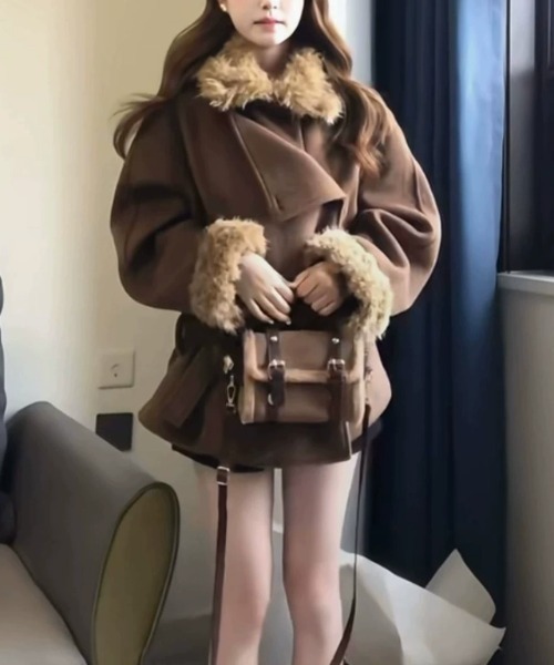LUCPY(ラクピー)の「エコファーカラー&カフスショートコート(その他アウター・レディース・ブラウン・MEDIUM/SMALL/X-LARGE/LARGE)」の2枚目の写真