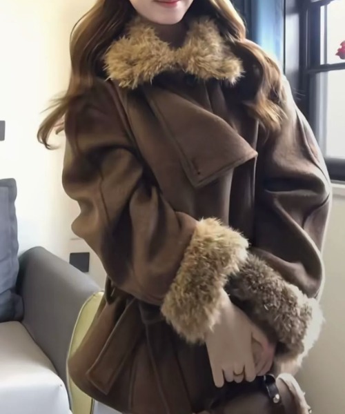 LUCPY(ラクピー)の「エコファーカラー&カフスショートコート(その他アウター・レディース・ブラウン・MEDIUM/SMALL/X-LARGE/LARGE)」の3枚目の写真