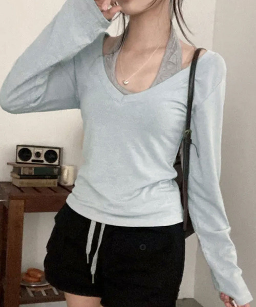 VIVID LADY(ビビッドレディー)の「配色ホルターネックインナードッキング Vネック長袖トップス(Tシャツ/カットソー・レディース・チャコールグレー/ライトブルー/グリーン・FREE)」の3枚目の写真