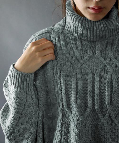antiqua（アンティカ）の「ケーブル編みドルマンニット（ニット/セーター・レディース・ブラック/グレー・M）」の2枚目の写真