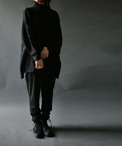 antiqua（アンティカ）の「ケーブル編みドルマンニット（ニット/セーター・レディース・ブラック/グレー・M）」の5枚目の写真