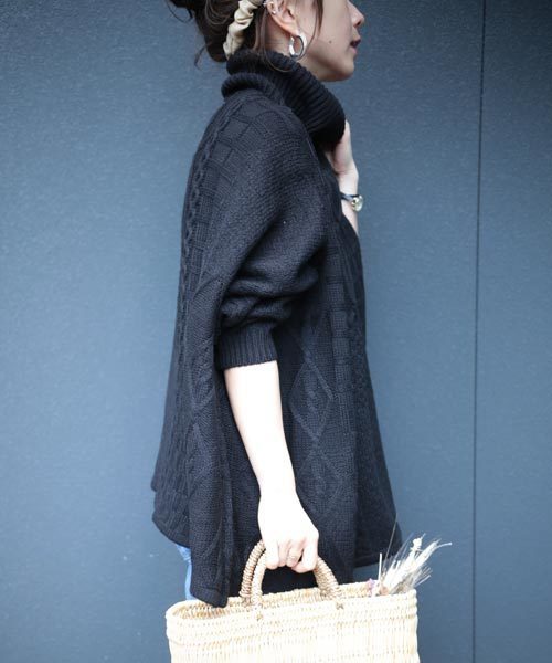 antiqua（アンティカ）の「ケーブル編みドルマンニット（ニット/セーター・レディース・ブラック/グレー・M）」の13枚目の写真