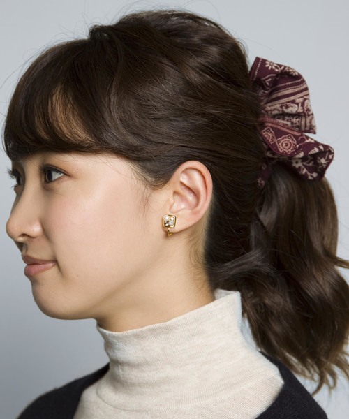 PLAIN CLOTHING（プレーンクロージング）の「スクエアパールビジューイヤリング【PLAIN CLOTHING】（イヤリング・レディース・グレー/クリア/ブラック/ブラウン・FREE）」の9枚目の写真