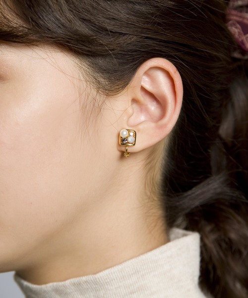 PLAIN CLOTHING（プレーンクロージング）の「スクエアパールビジューイヤリング【PLAIN CLOTHING】（イヤリング・レディース・グレー/クリア/ブラック/ブラウン・FREE）」の10枚目の写真