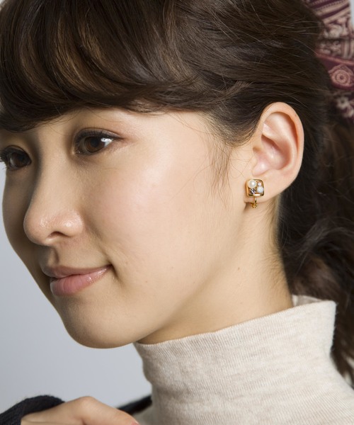 PLAIN CLOTHING（プレーンクロージング）の「スクエアパールビジューイヤリング【PLAIN CLOTHING】（イヤリング・レディース・グレー/クリア/ブラック/ブラウン・FREE）」の11枚目の写真