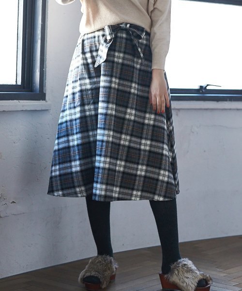 AMERICAN HOLIC(アメリカンホリック)の「・ベルト付チェックフレアスカート(スカート・レディース・ネイビー/グレー/レッド/ダークグレー/ブルーグリーン/ダークベージュ/ダークネイビー・FREE)」の2枚目の写真