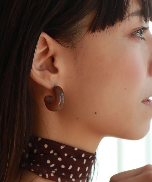 TODAYFUL（トゥデイフル）の「ニュアンスマーブルピアス（ピアス（両耳用）・レディース・ホワイト/オリーブ/モカ・FREE）」の6枚目の写真