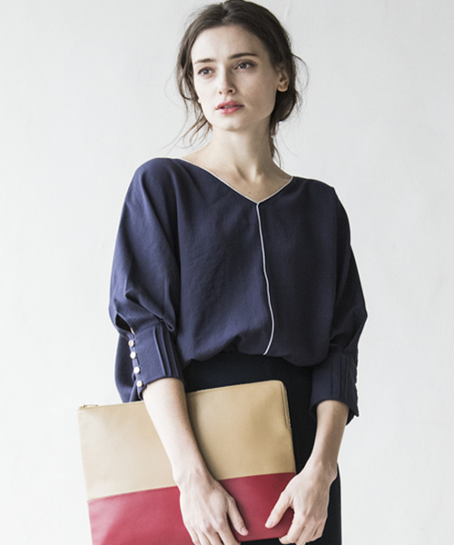 Emma Taylor(エマテイラー)の「パイピングフレアボリュームブラウス(シャツ/ブラウス・レディース・ベージュ/ネイビー/オフホワイト・FREE)」の1枚目の写真