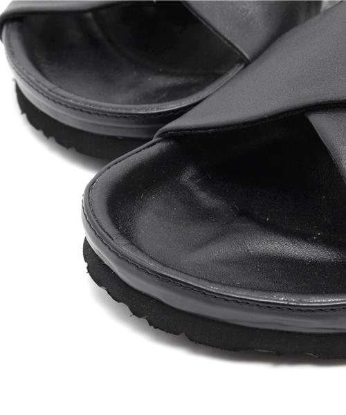 Jeffrey Campbell（ジェフリーキャンベル）の「(JEFFREY CAMPBELL FOR ROSE BUD)HA F1415 FLAT CALF LTH SNDL W/GLD CHAIN&BCKL（サンダル・レディース・ホワイト/ブラック・39/38/37/36）」の6枚目の写真