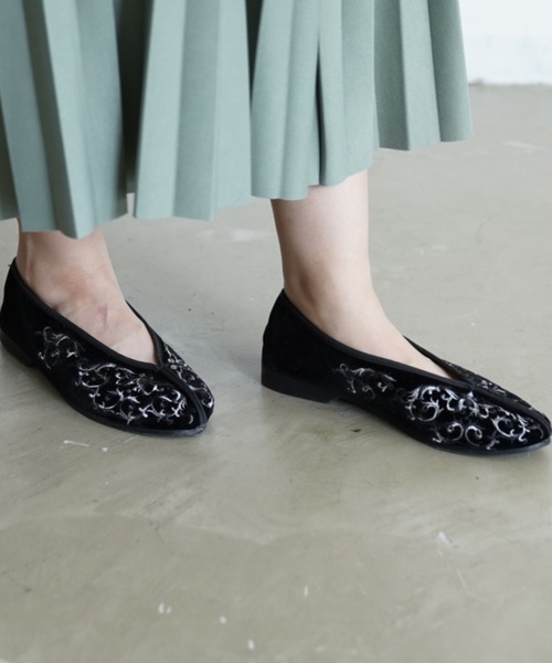 Aunt Marie's(アントマリーズ)の「AUNT MARIE'S 刺繍フラットシューズ(パンプス・レディース・ブラック/ホワイト/グリーン・LARGE/MEDIUM)」の2枚目の写真