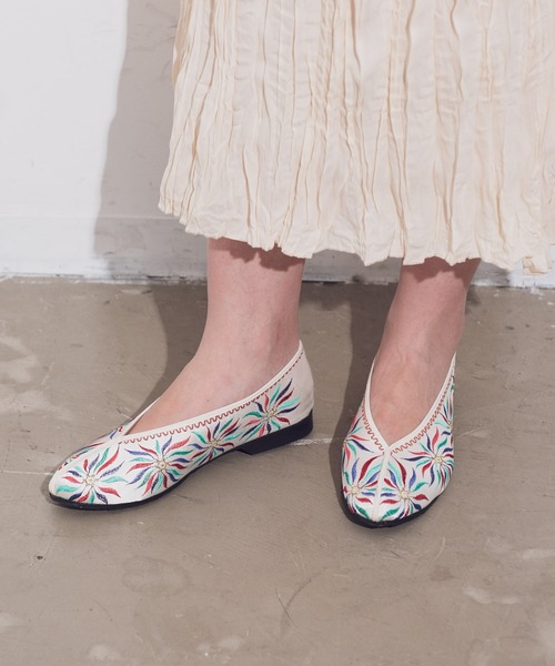 Aunt Marie's(アントマリーズ)の「AUNT MARIE'S 刺繍フラットシューズ(パンプス・レディース・ブラック/ホワイト/グリーン・LARGE/MEDIUM)」の6枚目の写真