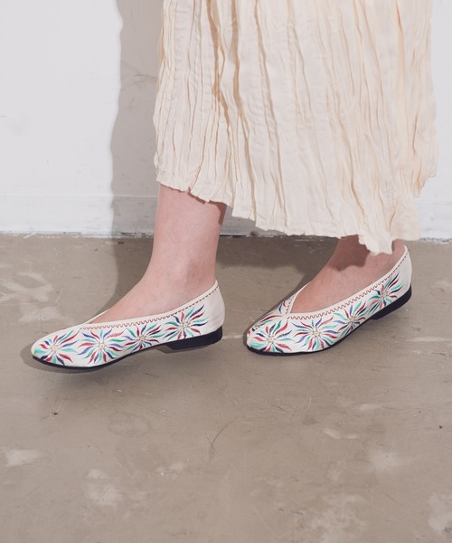 Aunt Marie's(アントマリーズ)の「AUNT MARIE'S 刺繍フラットシューズ(パンプス・レディース・ブラック/ホワイト/グリーン・LARGE/MEDIUM)」の17枚目の写真