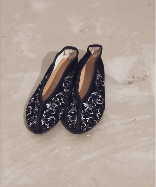 Aunt Marie's(アントマリーズ)の「AUNT MARIE'S 刺繍フラットシューズ(パンプス・レディース・ブラック/ホワイト/グリーン・LARGE/MEDIUM)」の5枚目の写真