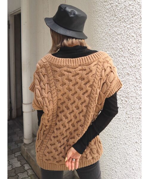 EMODA（エモダ）の「ケーブルバルキーベスト（ベスト・レディース・ホワイト/ブラック/ベージュ/パープル・FREE）」の9枚目の写真