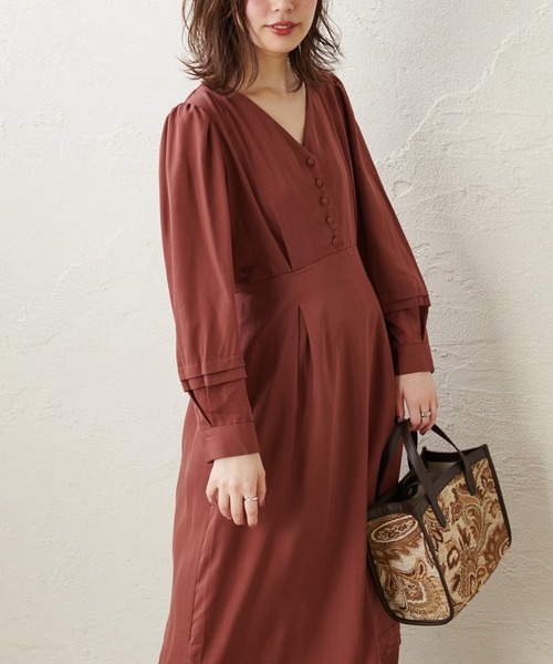 natural couture（ナチュラルクチュール）の「タックディテールVネックワンピース（ワンピース・レディース・ブラウン/その他1/その他2/その他3/レンガ・FREE）」の3枚目の写真