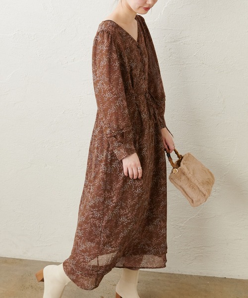 natural couture（ナチュラルクチュール）の「タックディテールVネックワンピース（ワンピース・レディース・ブラウン/その他1/その他2/その他3/レンガ・FREE）」の7枚目の写真