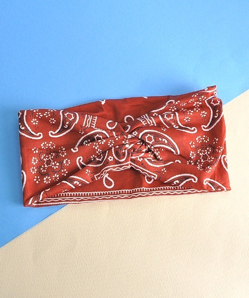 VIBGYOR Women（ヴィブジョー　ウィメン）の「【urge select】ペイズリー柄 プリント ワイド ヘアバンド【11色展開】（ヘアバンド・レディース・ホワイト/ブラック/ネイビー/レッド/ブルー/ブラウン/オレンジ/グレー/グリーン/ベビーピンク/ピンク/イエロー・FREE）」の4枚目の写真