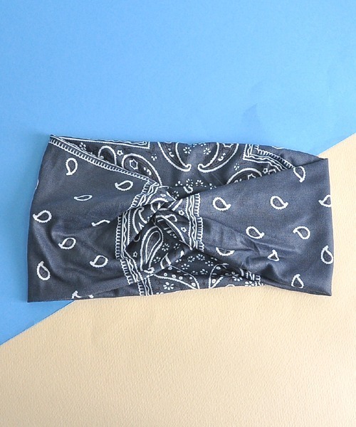 VIBGYOR Women（ヴィブジョー　ウィメン）の「【urge select】ペイズリー柄 プリント ワイド ヘアバンド【11色展開】（ヘアバンド・レディース・ホワイト/ブラック/ネイビー/レッド/ブルー/ブラウン/オレンジ/グレー/グリーン/ベビーピンク/ピンク/イエロー・FREE）」の3枚目の写真