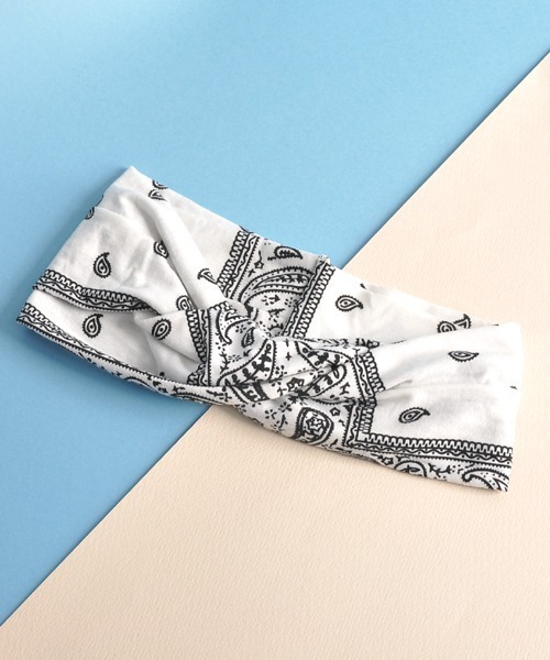 VIBGYOR Women（ヴィブジョー　ウィメン）の「【urge select】ペイズリー柄 プリント ワイド ヘアバンド【11色展開】（ヘアバンド・レディース・ホワイト/ブラック/ネイビー/レッド/ブルー/ブラウン/オレンジ/グレー/グリーン/ベビーピンク/ピンク/イエロー・FREE）」の2枚目の写真