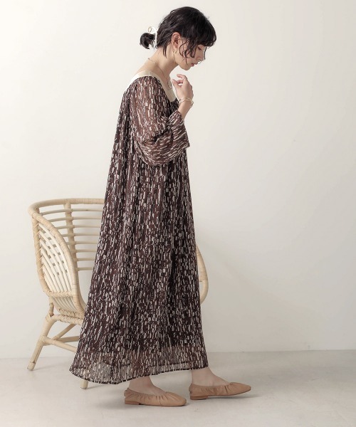 Bab(バブ)の「【WEB限定】スクエアネックシフォンプリントフレアワンピース(ワンピース・レディース・ブラック/ブラウン/ピンク・38)」の4枚目の写真