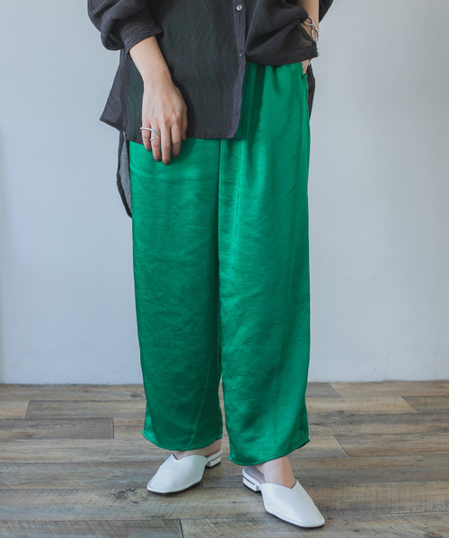 ITEMS URBANRESEARCH（アイテムズ アーバンリサーチ）の「サテンイージーパンツ（その他パンツ・レディース・グリーン/ベージュ/ブラック/モカ・LARGE/SMALL/MEDIUM）」の4枚目の写真