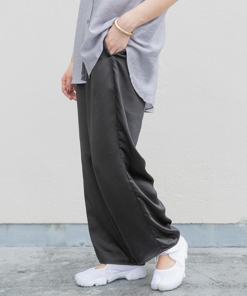ITEMS URBANRESEARCH（アイテムズ アーバンリサーチ）の「サテンイージーパンツ（その他パンツ・レディース・グリーン/ベージュ/ブラック/モカ・LARGE/SMALL/MEDIUM）」の2枚目の写真