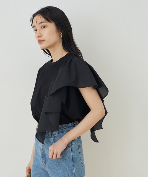 ADAM ET ROPE'(アダムエロペ)の「フレアースリーブアシメプルオーバー(Tシャツ/カットソー・レディース・ベージュ/ホワイト/ブラック・FREE)」の2枚目の写真