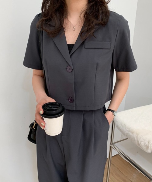 ABITOKYO（アビトーキョー）の「ショート丈ジャケットタックパンツセットアップ（テーラードジャケット・レディース・ブラック/グレー/ベージュ・M/L）」の2枚目の写真