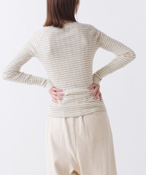 OMNES(オムネス)の「ランダムテレコニット クルーネック(ニット/セーター・レディース・ホワイト/チャコール/グレイッシュベージュ/グレー/ブラック/ブラック系その他/グリーン系その他/ホワイト系その他/オートミール/グレー系その他・FREE)」の16枚目の写真