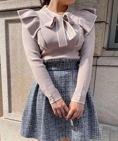 Allamanda(アラマンダ)の「フリルボウタイ長袖ニット(ニット/セーター・レディース・ホワイト×ブラック/ブラック×ホワイト/ベージュ系1/パープル系2・M)」の3枚目の写真