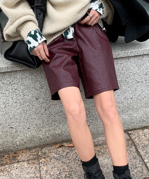 MANGROVE(マングローブ)の「フェイクレザータックハーフパンツ(その他パンツ・レディース・ブラック/ブラウン/バーガンディー・MEDIUM/LARGE)」の3枚目の写真