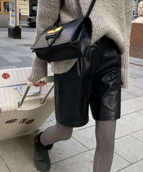 MANGROVE(マングローブ)の「フェイクレザータックハーフパンツ(その他パンツ・レディース・ブラック/ブラウン/バーガンディー・MEDIUM/LARGE)」の2枚目の写真