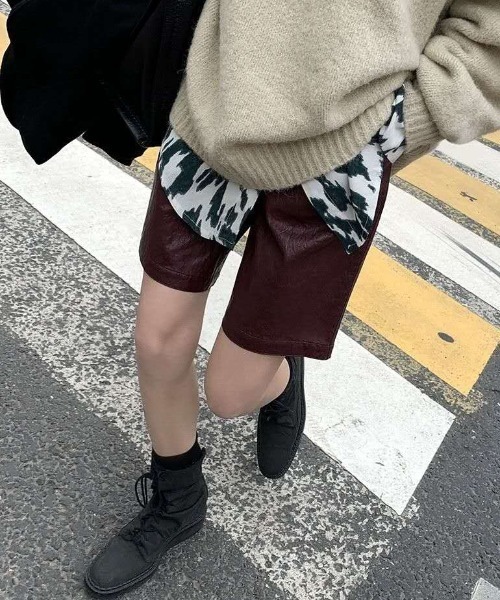 MANGROVE(マングローブ)の「フェイクレザータックハーフパンツ(その他パンツ・レディース・ブラック/ブラウン/バーガンディー・MEDIUM/LARGE)」の14枚目の写真