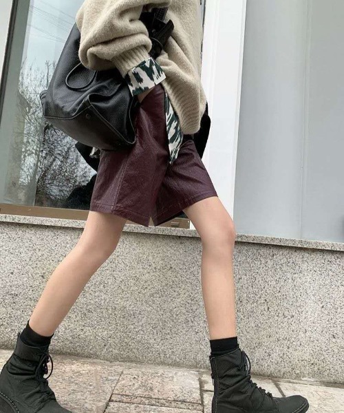 MANGROVE(マングローブ)の「フェイクレザータックハーフパンツ(その他パンツ・レディース・ブラック/ブラウン/バーガンディー・MEDIUM/LARGE)」の15枚目の写真