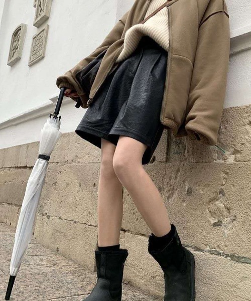 MANGROVE（マングローブ）の「フェイクレザータックハーフパンツ