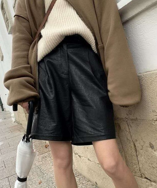 MANGROVE(マングローブ)の「フェイクレザータックハーフパンツ(その他パンツ・レディース・ブラック/ブラウン/バーガンディー・MEDIUM/LARGE)」の21枚目の写真