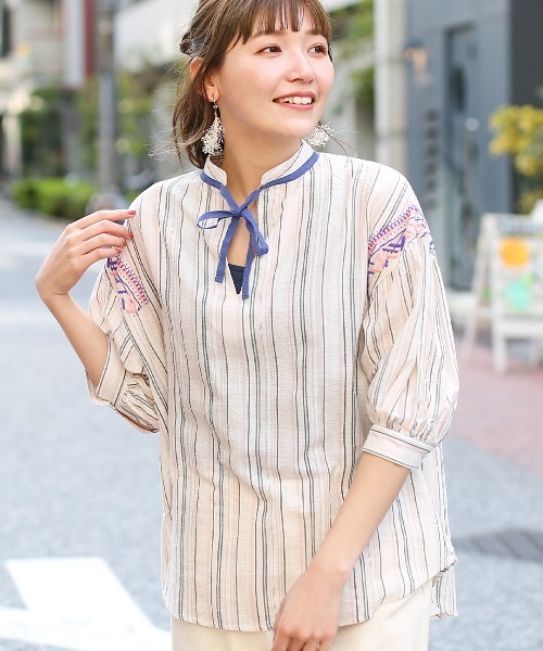 チチカカ(チチカカ)の「カラーストライプ刺繍シャツ(シャツ/ブラウス・レディース・ベージュ/ピンク・FREE)」の2枚目の写真