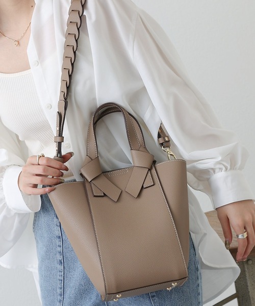 COLONY 2139(コロニートゥーワンスリーナイン)の「編み込みショルダートートバッグ(トートバッグ・レディース・アイボリー/グレイッシュベージュ・FREE)」の1枚目の写真