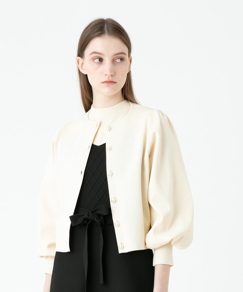 LOULOU WILLOUGHBY(ルルウィルビー)の「【LOULOU WILLOUGHBY】パールボタンパフィブルゾン(ノーカラージャケット・レディース・ブラック/オフホワイト・2)」の2枚目の写真