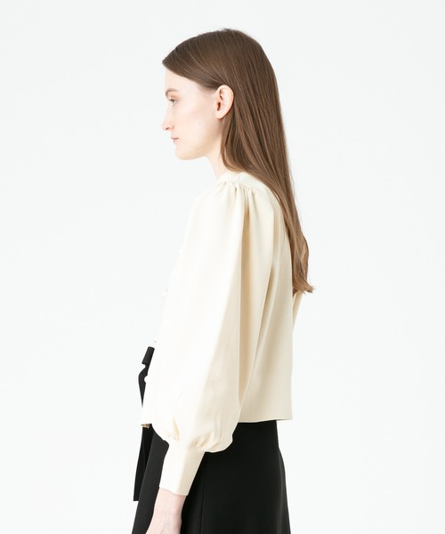 LOULOU WILLOUGHBY(ルルウィルビー)の「【LOULOU WILLOUGHBY】パールボタンパフィブルゾン(ノーカラージャケット・レディース・ブラック/オフホワイト・2)」の3枚目の写真