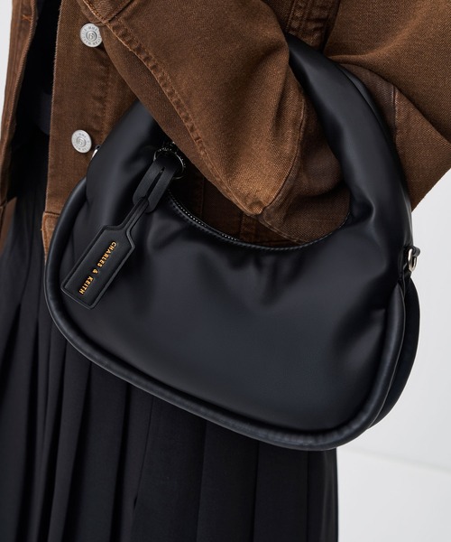 CHARLES & KEITH（チャールズ & キース）の「Yama ヤマ クレセントホーボーバッグ（ショルダーバッグ・レディース・クリーム/ブラック/カーキ・M）」の4枚目の写真