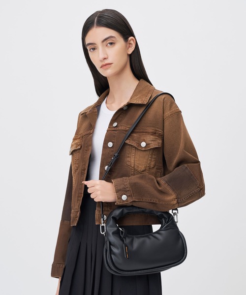 CHARLES & KEITH（チャールズ & キース）の「Yama ヤマ クレセントホーボーバッグ（ショルダーバッグ・レディース・クリーム/ブラック/カーキ・M）」の6枚目の写真