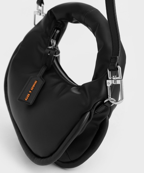 CHARLES & KEITH（チャールズ & キース）の「Yama ヤマ クレセントホーボーバッグ（ショルダーバッグ・レディース・クリーム/ブラック/カーキ・M）」の7枚目の写真